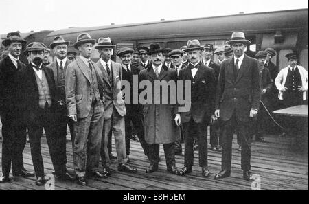 Irlandese delegazione di pace arrivando alla stazione di Euston, London, 8 ottobre 1921 con Arthur Griffith terzo da destra Foto Stock