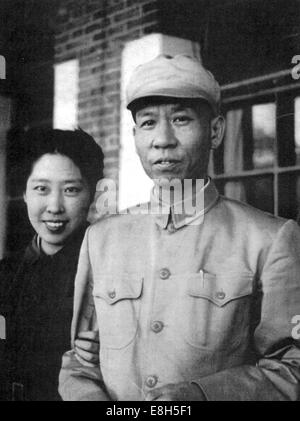 LIU SHAOQI (1898-1969) Cinese rivoluzionario comunista con sua moglie Wang Guangmei nel 1949 Foto Stock