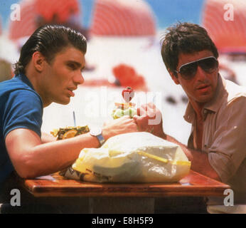 SCARFACE 1983 film universale con Al Pacino a destra e Steve Bauer Foto Stock