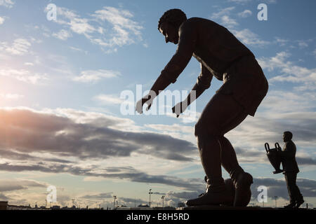Statue di ex giocatore Jimmy Johnstone e manager di Jock Stein al di fuori del Celtic Park, casa dei Celtic Football Club di Glasgow Foto Stock