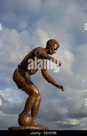 Statue di ex giocatore Jimmy Johnstone al di fuori del Celtic Park, casa dei Celtic Football Club di Glasgow Foto Stock