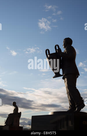 Statue di ex manager di Jock Stein, colore per il primo piano e il fratello Walfrid (posteriore), al di fuori del Celtic Park, casa dei Celtic Football Club Foto Stock