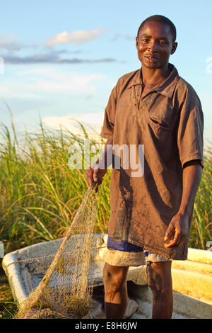 Un pescatore controlla le sue reti in Bangweulu Zambia Foto Stock