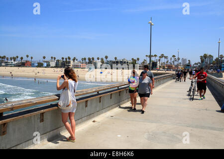 La pesca del molo, la spiaggia di Venezia, Los Angeles, California, Stati Uniti d'America Foto Stock