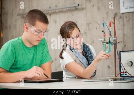 Due scuola di formazione professionale gli studenti in chimica classe Foto Stock