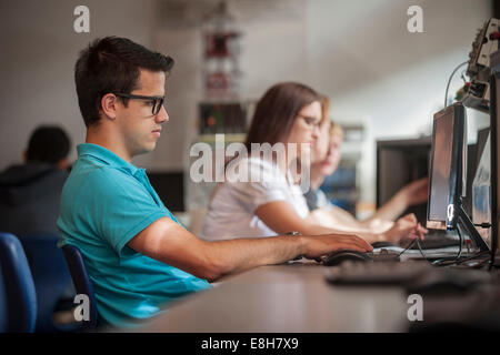 Scuola di formazione professionale gli studenti in laboratorio informatico Foto Stock