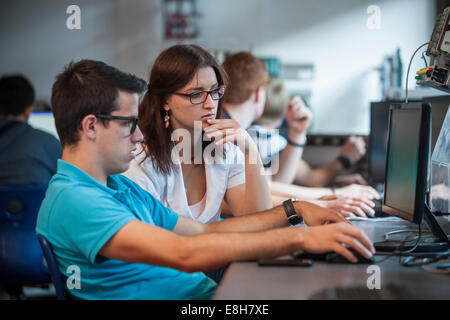 Scuola di formazione professionale gli studenti in laboratorio informatico Foto Stock