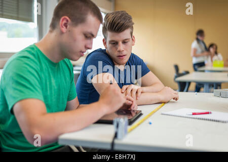 Due scuola di formazione professionale gli studenti in classe Foto Stock