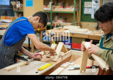 Scuola di formazione professionale gli studenti che lavorano in un laboratorio di falegnameria Foto Stock