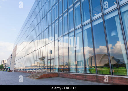 La Scozia, Glasgow, Clydebank, Clydebank Skyline riflessa nella BBC Scotland edificio Foto Stock