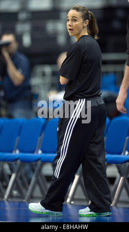 Berlino, Germania. Il 7 ottobre, 2014. Assistente del coach Becky Hammon del San Antonio Spurs in pratica in O2 World di Berlino, Germania, 07 ottobre 2014. Il Antonio Spurs sarà la riproduzione di Alba Berlino per NBA Global giochi su 08 Ottobre 2014. © dpa picture alliance/Alamy Live News Foto Stock