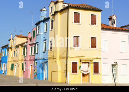 Case colorate in una riga sull'isola di Burano nella laguna di Venezia, Venezia, Italia. Foto Stock