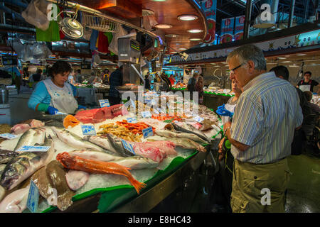 Pesce in stallo La Boqueria mercato alimentare, Barcellona, in Catalogna, Spagna Foto Stock