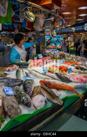 Pesce in stallo La Boqueria mercato alimentare, Barcellona, in Catalogna, Spagna Foto Stock