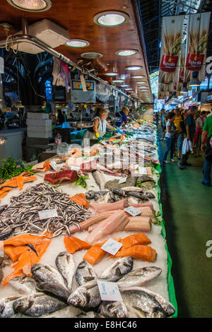 Pesce in stallo La Boqueria mercato alimentare, Barcellona, in Catalogna, Spagna Foto Stock