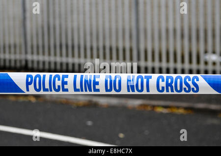 Nastro di polizia estesa su una strada in corrispondenza di una scena del crimine cordon punto. Credito: Stephen Barnes/Alamy Live News Foto Stock