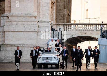Città del Vaticano. 8 Ottobre, 2014. Papa Francesco, Udienza generale in Piazza San Pietro - 08 Ott 2014 Credit: Davvero Facile Star/Alamy Live News Foto Stock