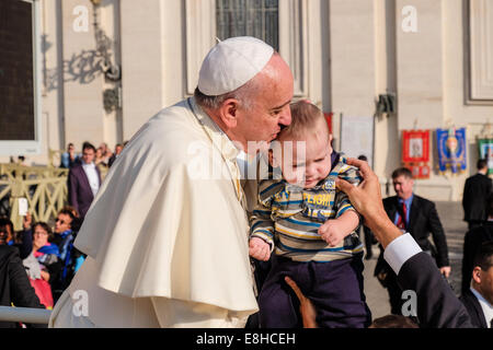 Città del Vaticano. 8 Ottobre, 2014. Papa Francesco, Udienza generale in Piazza San Pietro - 08 Ott 2014 Credit: Davvero Facile Star/Alamy Live News Foto Stock