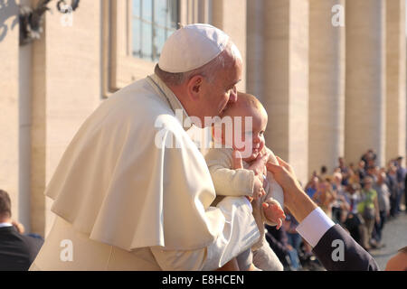 Città del Vaticano. 8 Ottobre, 2014. Papa Francesco, Udienza generale in Piazza San Pietro - 08 Ott 2014 Credit: Davvero Facile Star/Alamy Live News Foto Stock