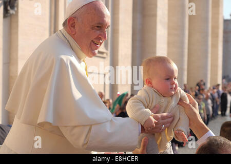 Città del Vaticano. 8 Ottobre, 2014. Papa Francesco, Udienza generale in Piazza San Pietro - 08 Ott 2014 Credit: Davvero Facile Star/Alamy Live News Foto Stock