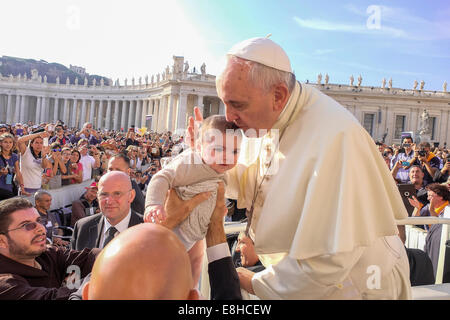 Città del Vaticano. 8 Ottobre, 2014. Papa Francesco, Udienza generale in Piazza San Pietro - 08 Ott 2014 Credit: Davvero Facile Star/Alamy Live News Foto Stock