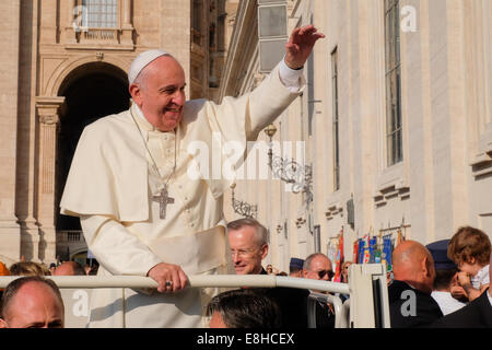 Città del Vaticano. 8 Ottobre, 2014. Papa Francesco, Udienza generale in Piazza San Pietro - 08 Ott 2014 Credit: Davvero Facile Star/Alamy Live News Foto Stock