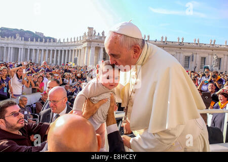 Città del Vaticano. 8 Ottobre, 2014. Papa Francesco, Udienza generale in Piazza San Pietro - 08 Ott 2014 Credit: Davvero Facile Star/Alamy Live News Foto Stock