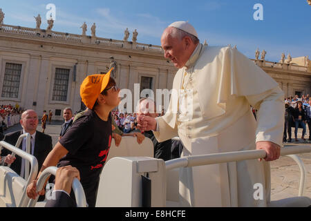 Città del Vaticano. 8 Ottobre, 2014. Papa Francesco invita due bambini sulla sua jeep, Udienza generale in Piazza San Pietro Credito: Davvero Facile Star/Alamy Live News Foto Stock