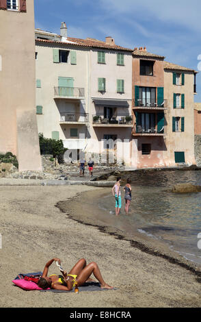 St Tropez Port des Pecheurs una piccola spiaggia con acque chiare e ordinate la sabbia.La Riviera Francese Foto Stock