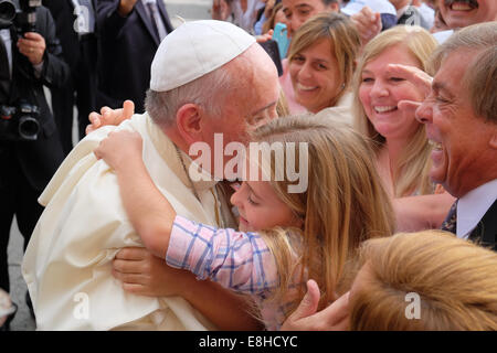 Città del Vaticano. 8 Ottobre, 2014. Papa Francesco, Udienza generale in Piazza San Pietro - 08 Ott 2014 Credit: Davvero Facile Star/Alamy Live News Foto Stock