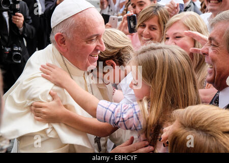Città del Vaticano. 8 Ottobre, 2014. Papa Francesco, Udienza generale in Piazza San Pietro - 08 Ott 2014 Credit: Davvero Facile Star/Alamy Live News Foto Stock