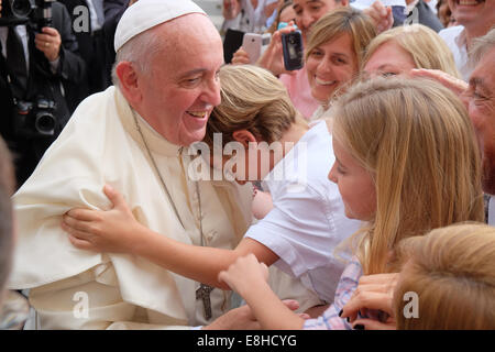 Città del Vaticano. 8 Ottobre, 2014. Papa Francesco, Udienza generale in Piazza San Pietro - 08 Ott 2014 Credit: Davvero Facile Star/Alamy Live News Foto Stock
