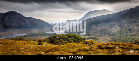Colline e laghi in una nebbiosa giornata visto dal Ladies View sul Ring di Kerry Irlanda Queen Victoria Foto Stock