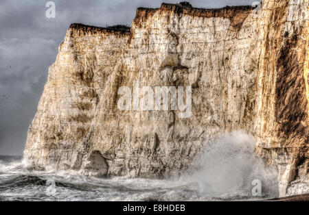 Newhaven, East Sussex, Regno Unito. 8 Ottobre, 2014. Alcune immagini HDR del mare mosso nel forte vento SW sulla costa del Sussex. 3 scatti uniti alcuni fantasmi di uccelli possono essere visti.Più erosione era visibile ai piedi delle scogliere di gesso. Credito: David Burr/Alamy Live News Foto Stock