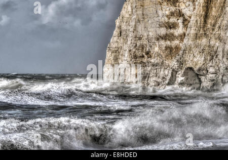 Newhaven, East Sussex, Regno Unito. 8 Ottobre, 2014. Alcune immagini HDR del mare mosso nel forte vento SW sulla costa del Sussex. 3 scatti uniti alcuni fantasmi di uccelli può essere visto. Credito: David Burr/Alamy Live News Foto Stock