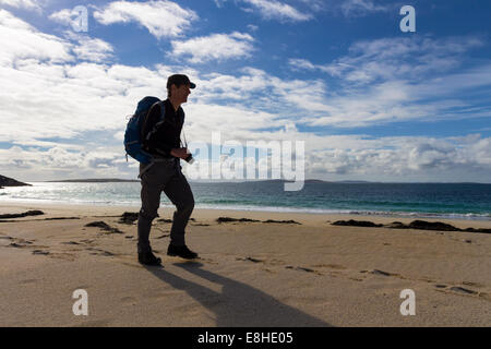 Walker con la fotocamera sulla spiaggia di Traigh na Cleabhaig, vicino Northton, Isle of Harris, Ebridi Scozia Scotland Foto Stock