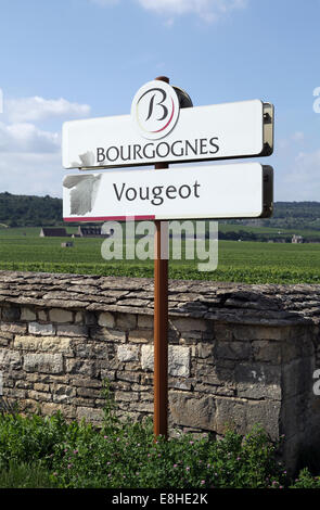 Cartello stradale Vougeot per la Route des Grands Crus.strada del grande wines.name di un itinerario turistico situato in Borgogna Francia. Foto Stock