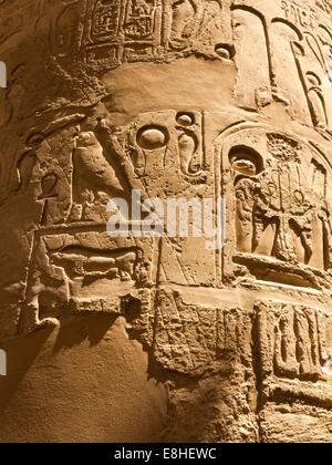 Egitto Luxor Tempio di Karnak, bassorilievi e geroglifici su colonne di grande Hypostyle Hall Foto Stock