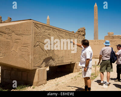 Egitto Luxor Tempio di Karnak, turistica prendendo foto di granito Hapshetsut obelisco orizzontalmente Foto Stock