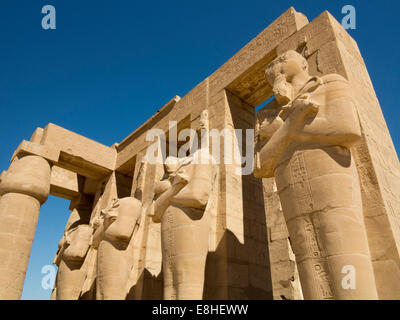 Egitto Luxor Ramesseum, Tempio mortuario di Ramses II, decapitati statue Foto Stock