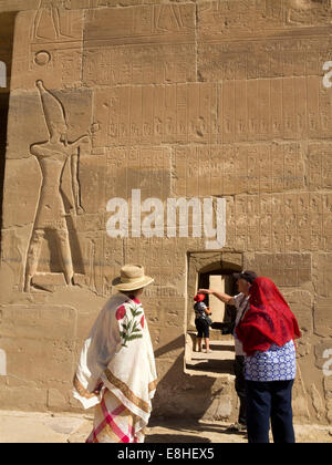 Egitto Luxor Ramesseum, Tempio mortuario di Ramses II, turisti guardando i geroglifici Foto Stock