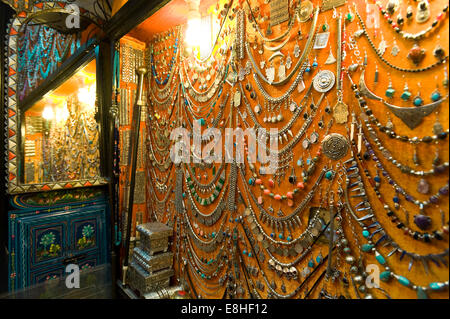 Orizzontale fino in prossimità di un negozio di stile arabo gioielli nel souk di Marrakech. Foto Stock