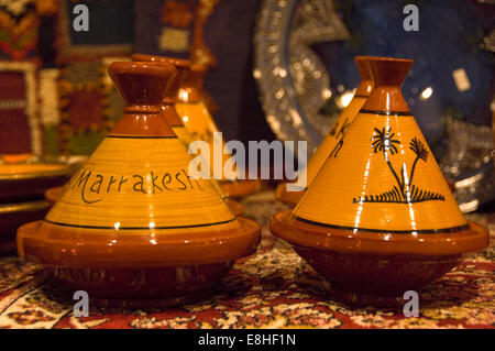 Chiudere orizzontale di terracotta tradizionale gli ingredienti di base di una tagine in vendita nei souk di Marrakech. Foto Stock