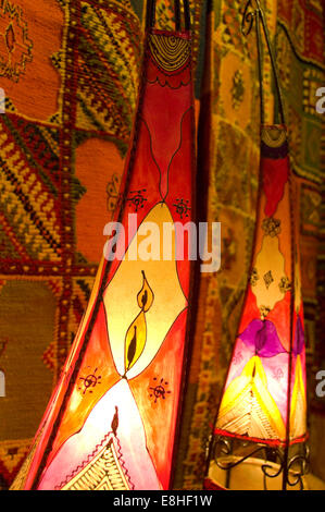 Chiudere verticale dei paralumi decorativo in vendita nei souk di Marrakech. Foto Stock