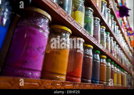 Chiudere orizzontale di vasi colorati di pigmento in un negozio nel souk di Marrakech. Foto Stock