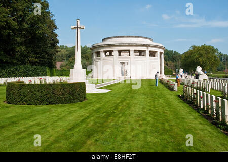 Croce di sacrificio e di Ploegsteert Memoriale al mancante, Berks estensione CWGC cimitero, Ploegsteert, Belgio Foto Stock