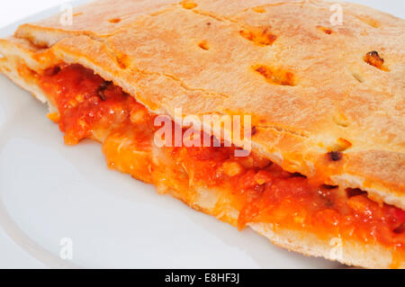 Primo piano di un empanada gallega, una gustosa torta ripiena tipica della Galizia, Spagna Foto Stock