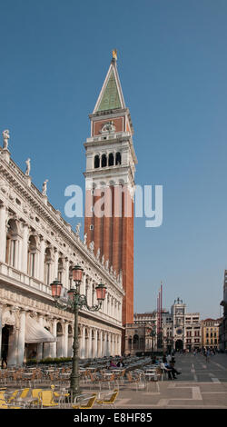 Biblioteca Marciana e St Marks campanile e la Torre dell Orologio o Clock Tower dalla piazzetta di Venezia Italia ST MARKS B Foto Stock