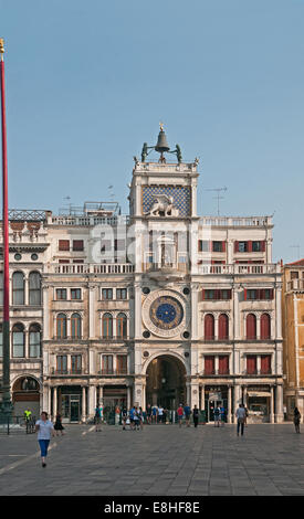 Clock Tower o Torre dell Orologio di Piazza San Marco Venezia Italia progettato da Codussi costruita tra 1496 e 1499 come entrata principale Foto Stock