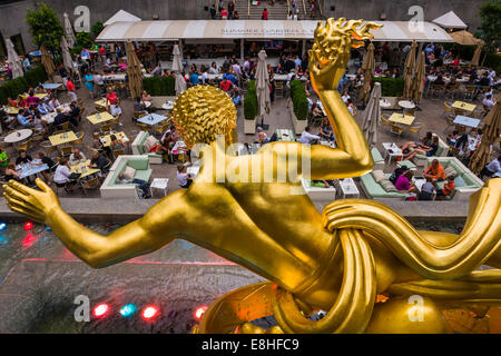 La statua del dio Titan, Prometeo siede sopra il Sunken Plaza al Rockefeller Center situato in Midtown Manhattan, NYC Foto Stock